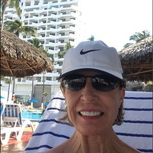 Meet your Posher, Elaine